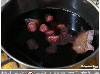 step3: 之後再放入砂糖後，再開小火稍加攪拌，使糖充份溶解後