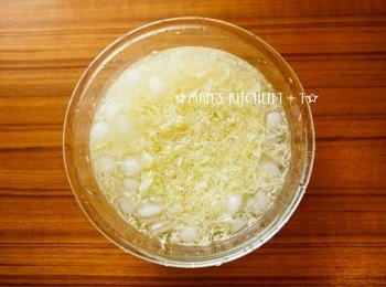 step2: 將刨好的高麗菜絲放入冰水中冰鎮，吃的時候再將水分瀝乾就完成了。