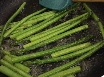 step4: 另起鑊子，加入牛油或少許olive oil，中細火炒露荀，約1分半鐘，灑海鹽及少許黑楜椒碎(不加黑楜椒碎也可)，即成，露荀鋪在碟上，再加入三文魚，伴上檸檬汁即成