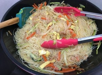 step8: 將一半米粉先和材料一同炒, 加入<span class="group_2">調味</span>一半, 米粉上色後, 才加入另外一半快炒, 若喜歡顏色再深一點, 可以加少許老抽, 若太乾身, 可以分3-4次加水, 讓米粉吸收了之後才再加, 最後加入蛋絲即成