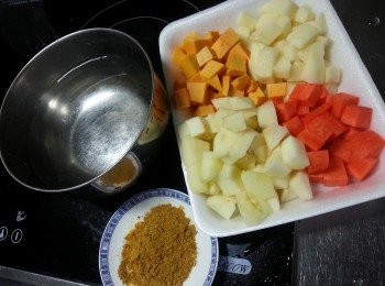 step1: 先做咖哩汁料,將甘筍.蘋果.薯仔.南瓜洗淨去皮切成粒待用