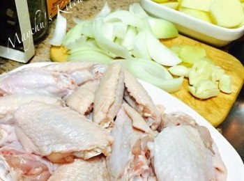 step1: <a href="https://bit.ly/3zHU5V3" target="_blank" data-keyword="雞翼" class="guide-link"><strong>雞翼</strong></a> <span style="display:inline-block;vertical-align:middle;margin-top:-3px;color:initial;border-radius:3px;padding:2px 3px;font-size:12px;line-height:14px;background:#87d300;color:#fff;">即買</span> 解凍後用雞粉、胡椒粉、紹興酒略醃。薯仔去皮切成薯角。洋蔥切片。薑片、蒜頭用刀背略拍。