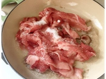 step2: 加油進鍋，開中火，油開始熱的時候，加入牛肉，盡量鋪平在鍋底。灑上砂糖在牛肉表面。
