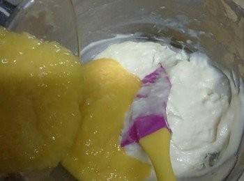 step6: 加入芒果蓉攪拌均匀，放涼至与體温差不多的溫度。
