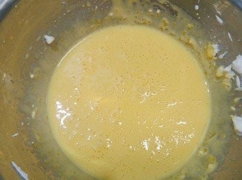 step7: 蛋黃加入砂糖打發到呈乳白色.