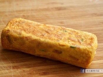 step9: 蛋卷完成，待約10分鐘至蛋卷稍涼便可切件享用。