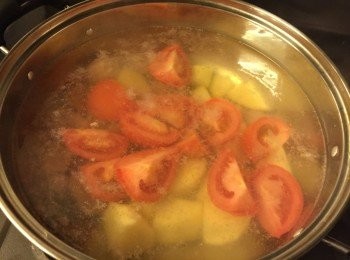 step3: 水滾加入薯仔, 蕃茄, 瘦肉, 大火滾起後轉小火滾30分鐘