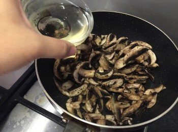 step2: 加入蘑菇一齊炒均，加白酒煮大約1-2分鐘