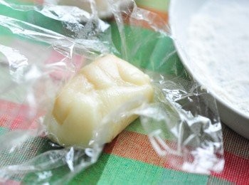 step2: 做法在一個大碗中，放入糯米粉，粟粉，糖，然後把水，椰漿，牛奶慢慢加入，用蛋拂慢慢攪勻，最後把油加入拌勻