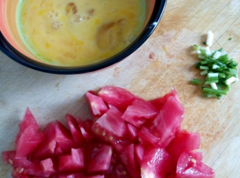 step2: 番茄切丁，雞蛋打碎備用，蔥切碎備用。