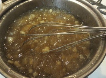 step4: 现在要“冲浆”了。首先在冲浆前，先用大木勺搅拌几下生马蹄粉浆，因为生的马蹄粉不溶于冷水，且易积沉于盆底，搅拌几下可使生粉浆颗粒在水中均匀分布，有利于后面的冲浆步骤。冲浆：边搅拌生浆，边均匀倒入煮沸的糖水，糖水要煮沸后立即倒入。搅拌到最后，就能冲出很浓稠的粉浆