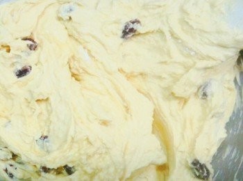 step2: 奶油打發成奶霜狀。