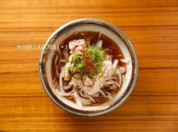 step3: 最後將洋蔥絲瀝乾鋪底，再依序加入醬汁、鮪魚、青蔥絲與辣椒絲就完成了。