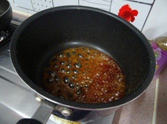 step3: 加入2湯匙熱水, 繼續搖動至均勻混合成焦糖,