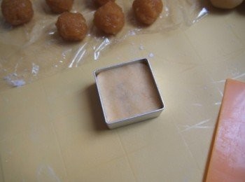 step13: 將包好嘅鳯梨酥放入模壓實