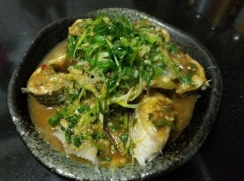 step11: 做法 :

先將烏頭魚清洗後隔乾水份切件備用 , 預備蒸魚醬汁 , 將黃豆醬 , 黃酒 , 糖 , 蒜頭 , 乾蔥 , 辣椒碎 , 少少雞粉 , 麻油 , 生粉 , 蔥花少少水撈好 .

將芋絲先放在碟上 , 再將烏頭放上面 , 少少薑絲 , 再淋上已撈好的黃豆醬 , 放入蒸爐以水滾計蒸 6 分鐘 , 取出將魚汁倒出 , 起油鑊爆香蒜頭 , 乾蔥將魚汁倒入 , 少少糖 , 蔥花 , 少少麻油 , 少少生粉水煮滾 , 埋一個芡再淋上烏頭上面 , 完成 .