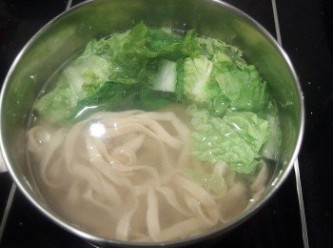 step9: 另準備一鍋熱水汆燙麵條及青菜。