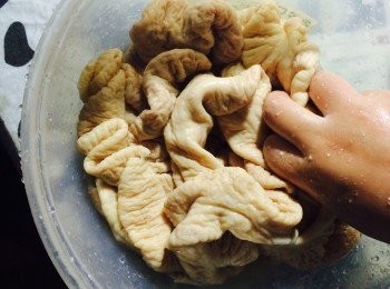 step2: 然後把大腸翻面，把裡子翻回，同樣的加入鹽巴和澱粉再揉搓一遍，沖洗乾淨。