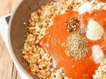 step6: 下番茄梳士、乾燥奧勒岡、乾燥紅椒片、黃糖、鹽和黑胡椒碎拌勻。