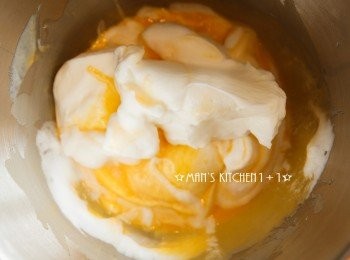 step6: 再來分次的將蛋白霜到入麵糊中，並用切拌的方式將麵糊與蛋白均勻混合。