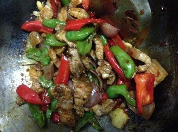 step4: 倒入生粉水埋茨，熄火，倒入1茶匙鎮江醋兜勻，上碟食用。