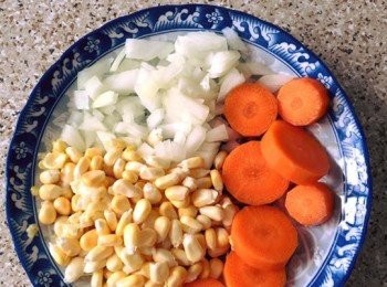 step2: 把洋蔥、甘荀切小塊。