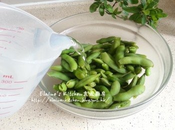 step6: 將毛豆放入大碗內 , 加入冰水浸過面10分鐘 , 再倒去水份及瀝乾放回大碗內