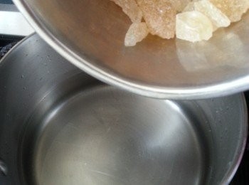 step2: 冰糖加入1000g食用開水煮溶