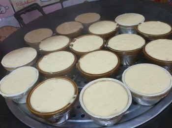 step6: 鍋加入水煮至滾，將粉漿倒入錫紙杯或抹了油的矷仔，至9成滿