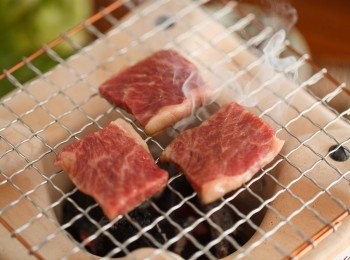 step7: 特製的和風燒肉醬拌隨著炭香，大家一定要試試看。