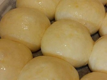 step3: 再排氣，包入叉燒餡做型，待2發大兩倍。