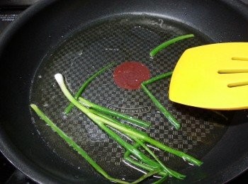 step5: 用40g豬油起鑊,先慢火將蔥炸至金黃夾出不要