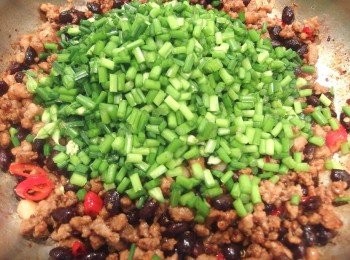 step6: 最後加入韭菜花拌炒至熟,起鍋前淋上芝麻香油提味即可熄火。