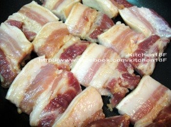 step2: 將切成片狀的五花肉，淋上1大匙醬油(份量外)，靜置10分鐘入味。(此步驟不可省，肉片才不會沒有味道)