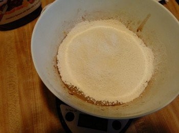 step3: 面粉，泡打粉，过篩拌匀后，加入2的面糊搅拌均匀。