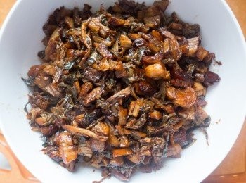 step9: 跟住張所有梅菜擺面，make sure 冚住晒啲肉，然後倒半杯或一杯滾水，唔係冇汁。最後碩紙或 microwave 保鮮紙封實蒸二到三個鐘，蒸完就食得！

係，你冇睇錯，我冇寫錯，真係蒸二到三個鐘的。