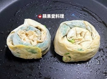 step9: .待底部呈金黃色時，將蝸牛平放，蓋鍋蓋慢煎。