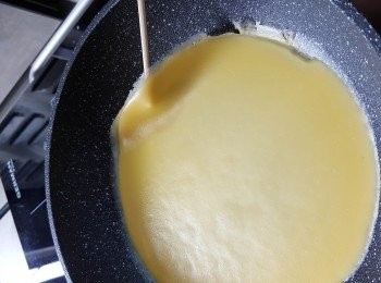 step10: 再轉最細火煎到面沒有煙升出及轉色,就可以用竹籤協助反轉個皮再略煎至皮熟