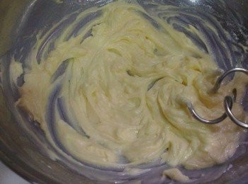 step1: 奶油軟化後，放入鋼盆，加入糖粉，鹽拌勻