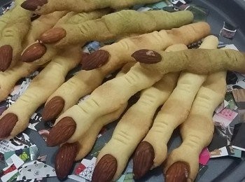 step1: 用打蛋器把牛油、糖霜、鹽打勻
篩入乾粉類拌勻, 取部份加入綠茶粉搓勻即可