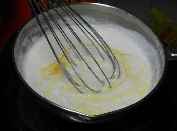 step1: 鮮奶加白飯慢火熬成濃稠狀後，放涼後加入一個蛋拌勻