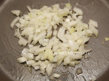 step2: 將洋蔥切成末，下鍋炒香後取出備用。
