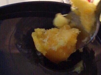 step5: 取出芒果冰及鮮菠蘿冰粒，逐少放進Panasonic 慢磨榨汁機攪拌，