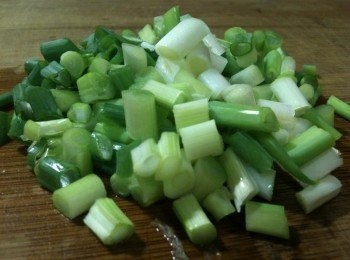 step1: 將葱切成葱花備用。