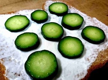 step1: 將希臘零脂無糖優格塗在全麥土司上，舖上小黃瓜片。然後，敷15分鐘，哦不，是吃早餐囉。