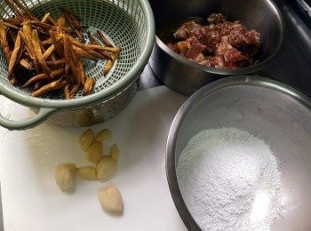 step3: 金針洗淨後備用，將醃好的排骨沾粉回潮後下鍋炸，