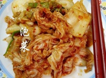 step3: 5、最後就是將大白菜和所有腌料加在一起，直至所有大白菜都粘有腌料！
6、然後置于冰箱中冷藏一，兩晚即可食用。