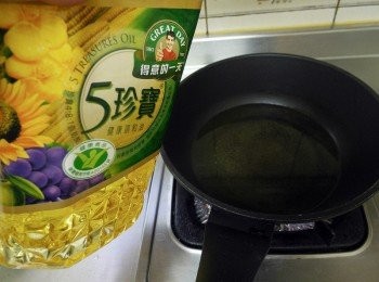 step3: 倒入油熱鍋炸豬腳(請善用防噴油好物-鍋蓋) 炸至金黃瀝乾油備用。