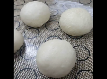 step4: 將麵團消氣以適量大小分塊（在靜置做二次發酵、約15分）