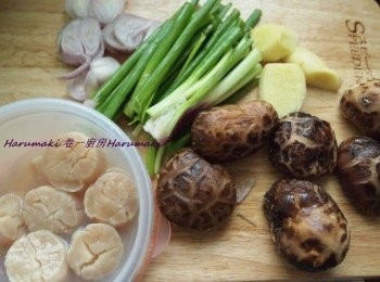 step1: 花菇,瑤柱洗淨用清水浸一晚,鴨掌洗淨瀝水備用